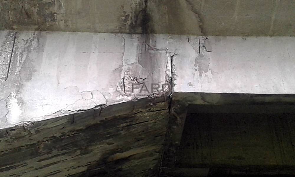 #fiumicino, cemento sbriciolato, ruggine e ferri scoperti sotto il viadotto dell’Aeroporto