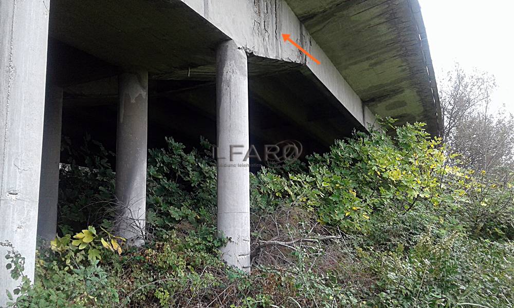 Viadotto dell&#8217;Aeroporto, sotto la campata ferri scoperti, ruggine e cemento sbriciolato