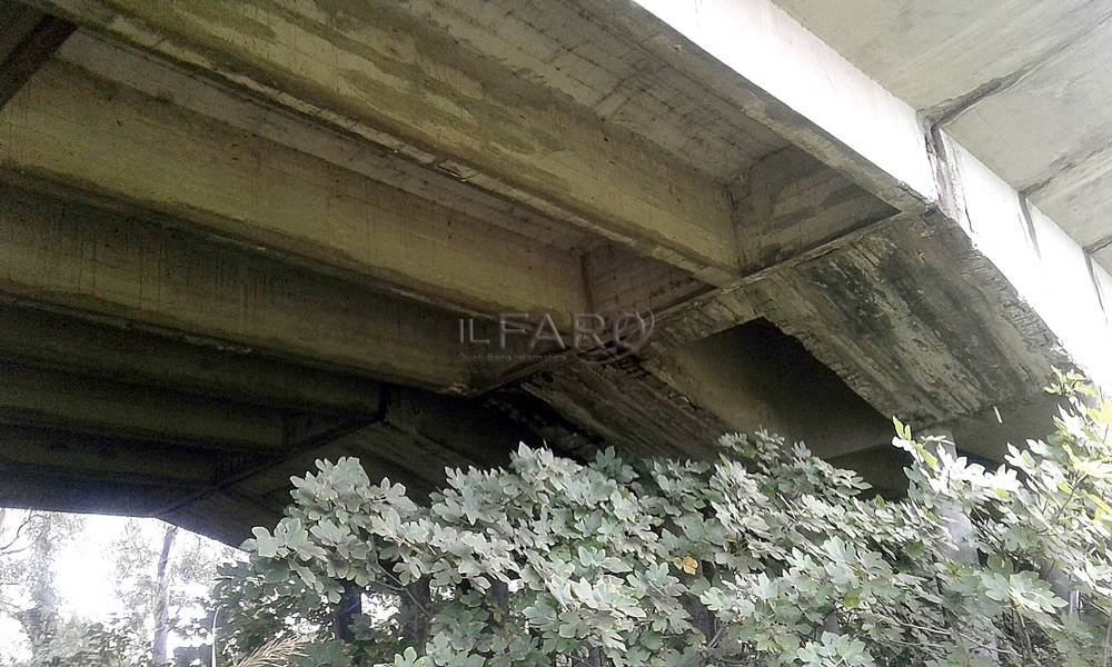Viadotto dell&#8217;Aeroporto, sotto la campata ferri scoperti, ruggine e cemento sbriciolato