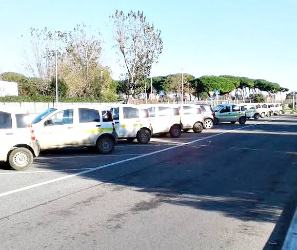 #Fiumicino, l’”invasione” delle auto postali. Si allarga a macchia d’olio l’occupazione di parcheggi pubblici