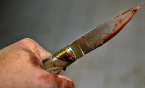 Aggredisce la ex con un coltello da cucina, paura a Dragona