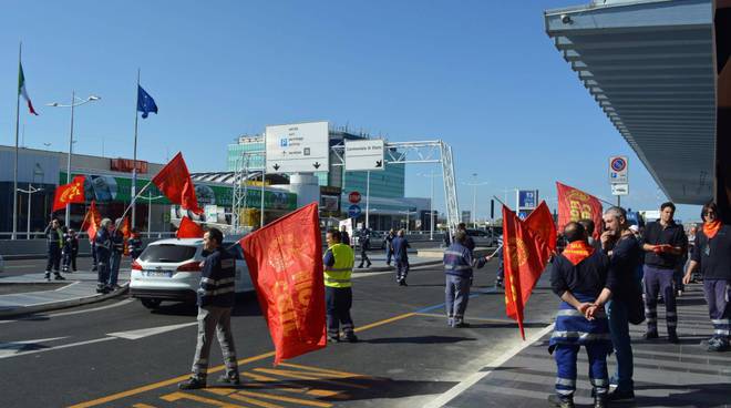 71 lavoratori della Simav, ex #Aeroporti di Roma esasperati dalla mancanza di risposte