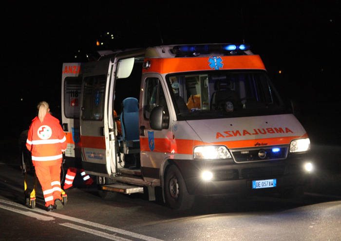 Incidente a Civitavecchia, 24enne finisce contro il guard-rail: è in codice rosso