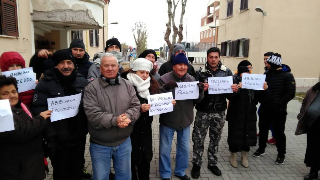 #Fiumicino, 40 famiglie senza riscaldamenti. Manifestano gli inquilini dell’Ater