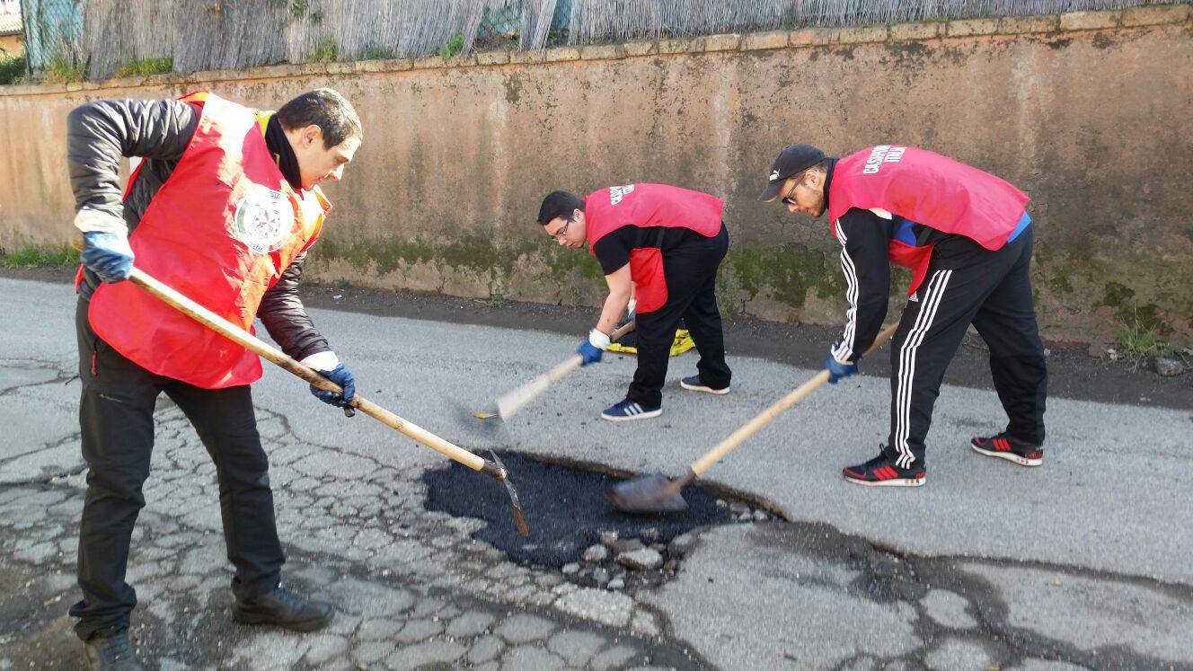 #Infernetto, i volontari di CasaPound chiudono un’altra buca