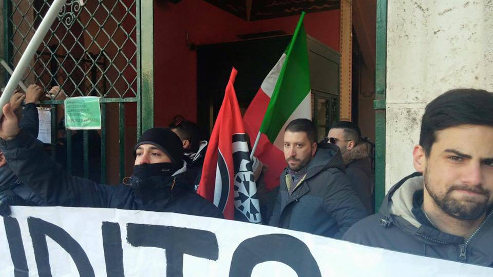 #Acilia, CasaPound in piazza contro il degrado: ex vivaio occupato dai rom