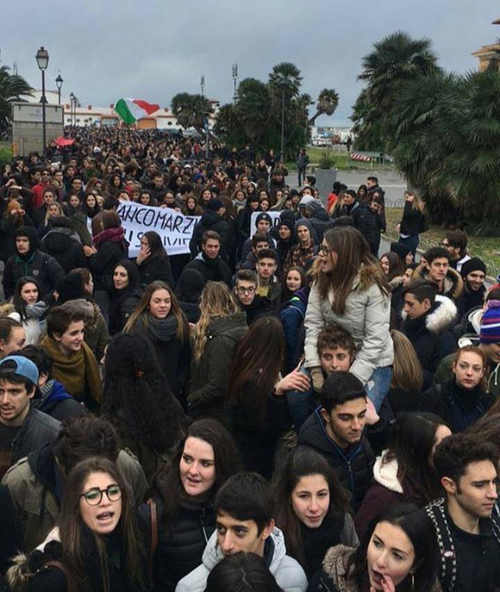 #Ostia, studenti in piazza: “Se ci toccano il futuro, noi blocchiamo la città”