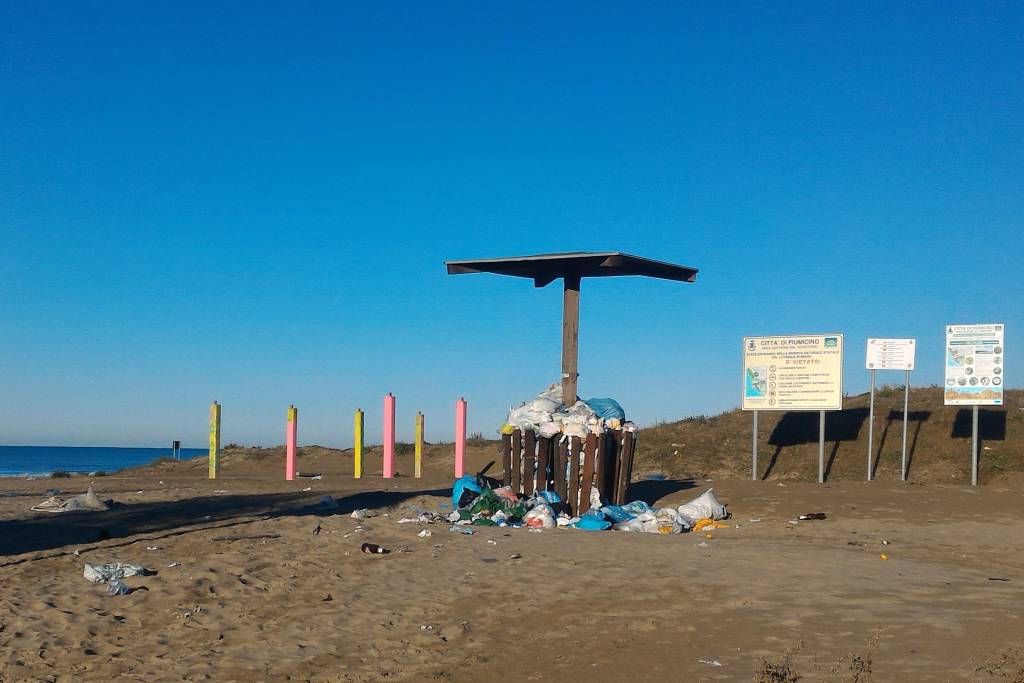 #Passoscuro: discarica in spiaggia all’ingresso della Riserva del Litorale