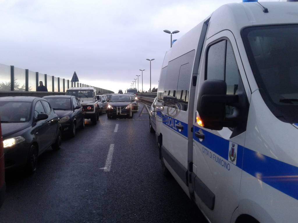Auto si ribalta su via dell’Aeroporto, il traffico paralizza #Fiumicino. Riaperta via Tor Boacciana