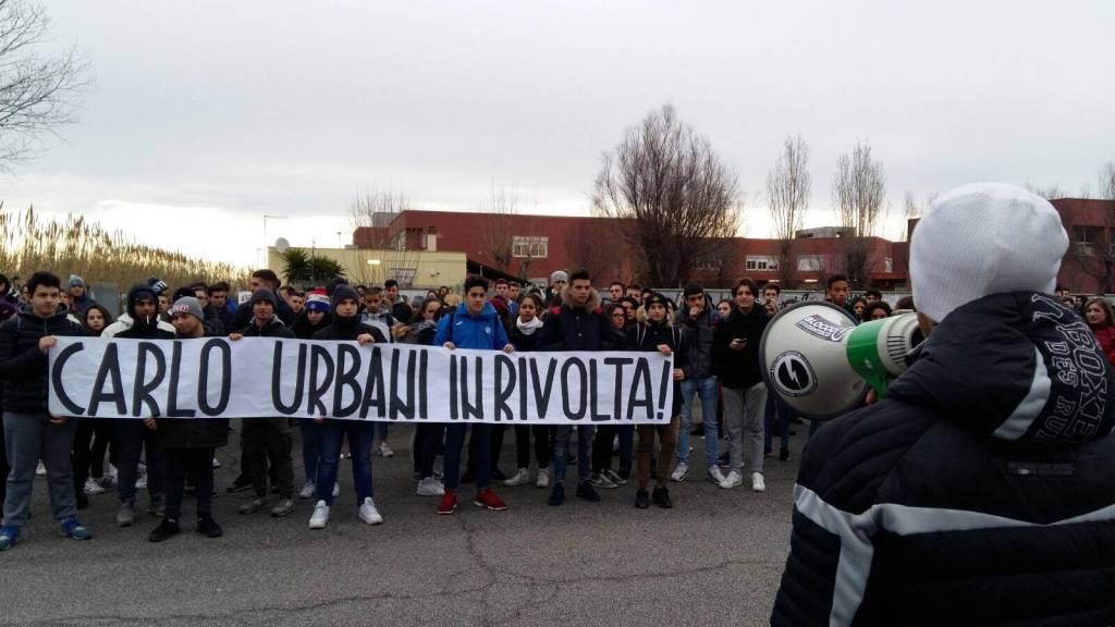 #Ostia, manifestano gli studenti del Carlo Urbani