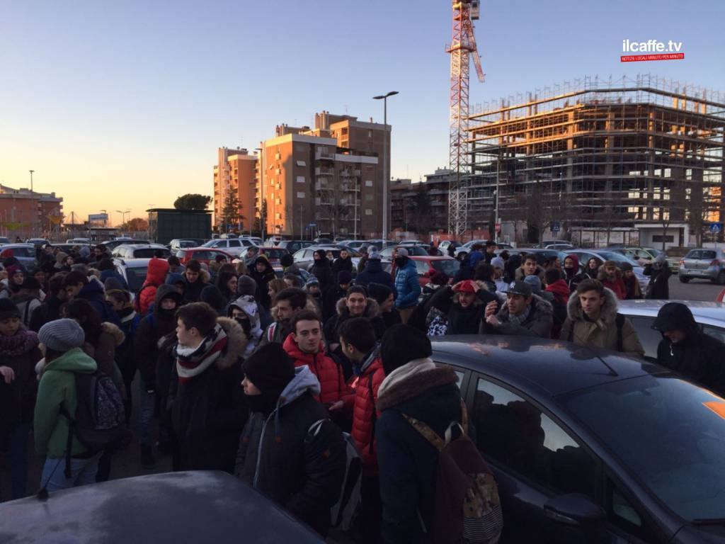 A #Pomezia gli studenti delle scuole superiori protestano per il freddo nelle aule