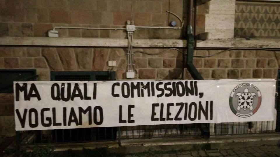 #Ostia, striscione di CasaPound contro il M5S: “Ma quali commissioni, vogliamo le elezioni”