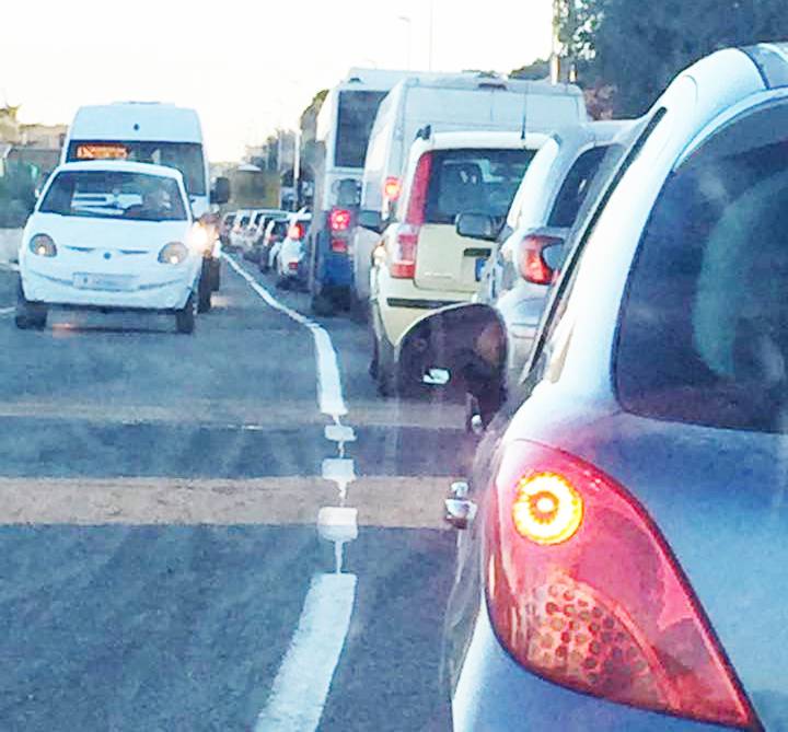 Fiumicino, incidente sul Ponte della Scafa: traffico in tilt