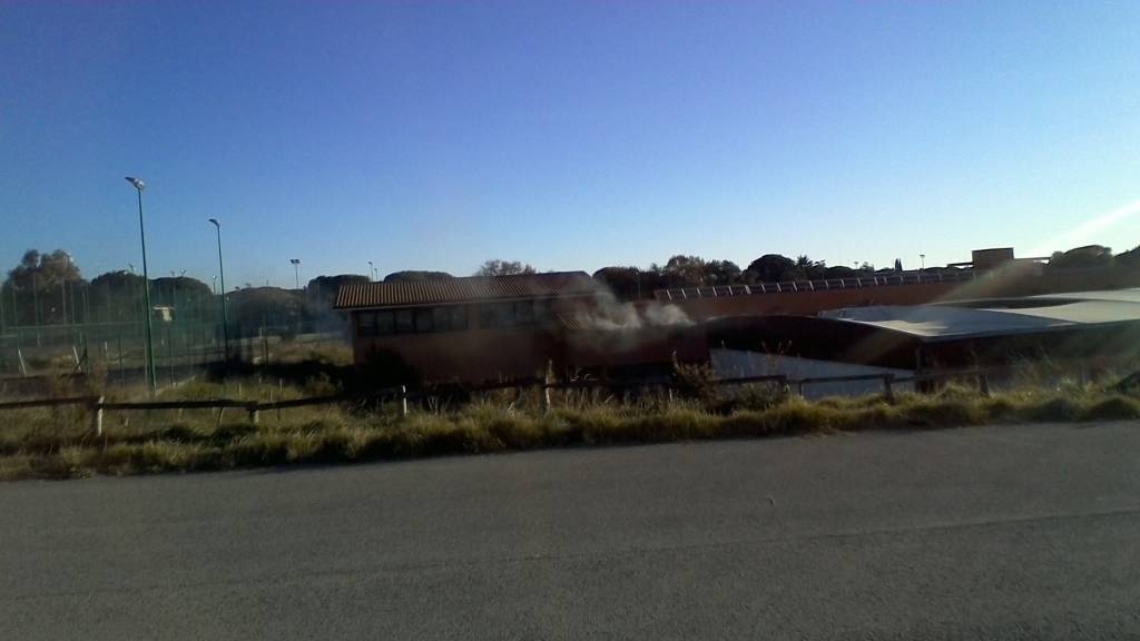 #Ostia: a fuoco il centro sportivo del Parco della Madonnetta