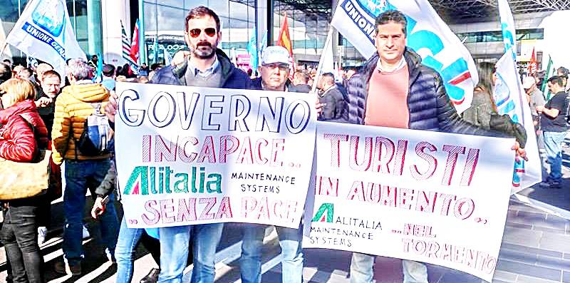 Caso #Alitalia, torna la protesta, esposti gli striscioni. “Nazionalizzazione unica soluzione”