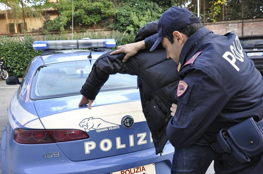#Nettuno, poliziotto libero dal servizio sventa un furto in negozio, coppia di italiani colta in flagrante