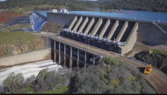 #Usa, pietre dagli elicotteri per salvare la diga di Oroville in California