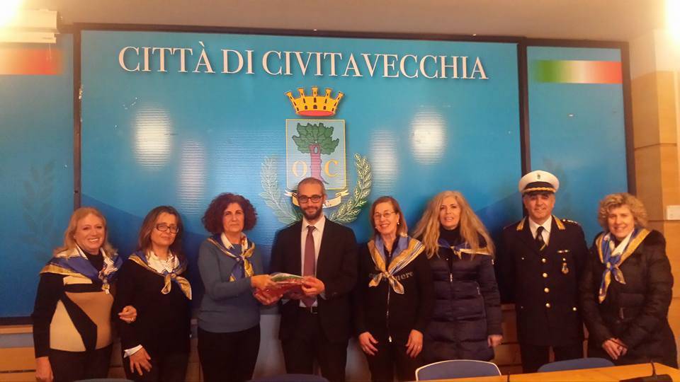 Pasfa onlus regala le bandiere al Comune di #Civitavecchia. I ringraziamenti del Sindaco Cozzolino