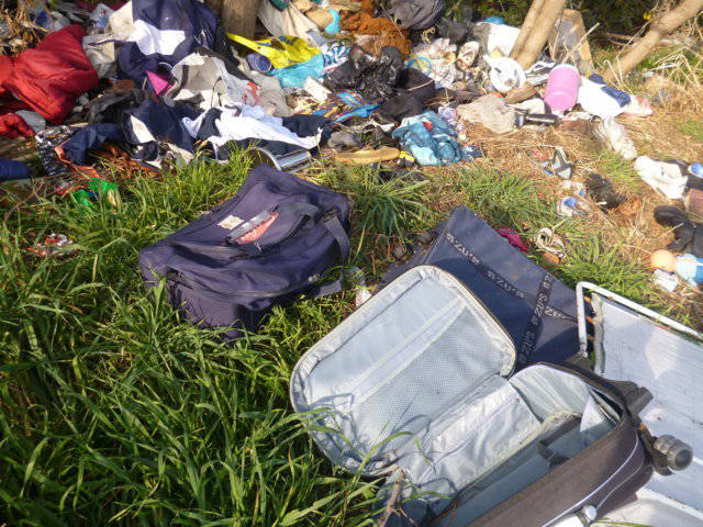 #Tarquinia, vestiti, un materasso e varie borse abbandonati in un terreno agricolo