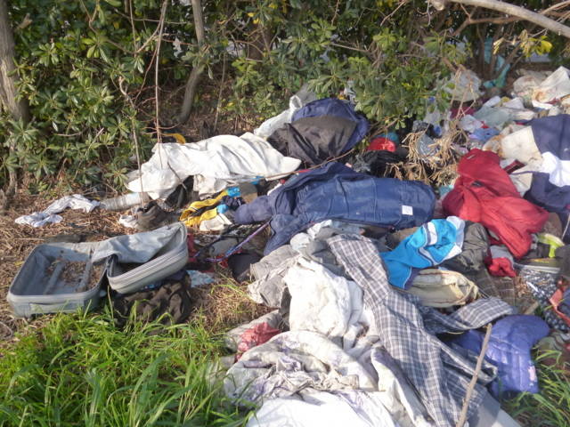 #Tarquinia, vestiti, un materasso e varie borse abbandonati in un terreno agricolo