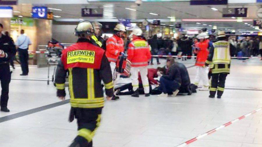 Attacco con l’ascia in metro a #Duesseldorf. Coinvolte anche 2 italiane