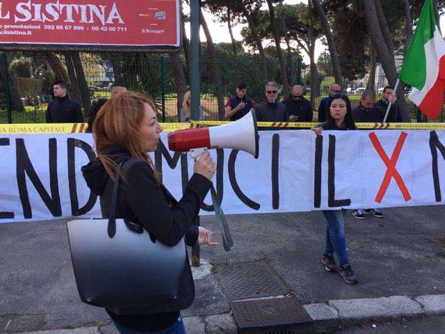 #Ostia, CasaPound e i residenti impediscono i mercatini rom abusivi