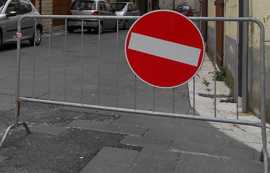 Fiumicino, via della Spiaggia chiusa al pubblico transito. Azzolini: “Disagio per i residenti”