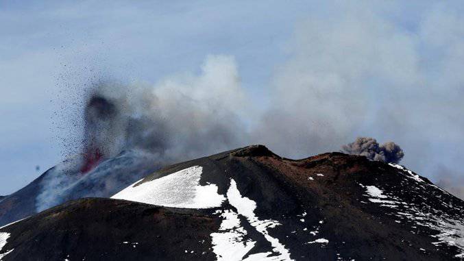 Neve e lava si toccano, ecco cosa ha fatto ‘esplodere’ l’Etna #Sicilia #vulcano