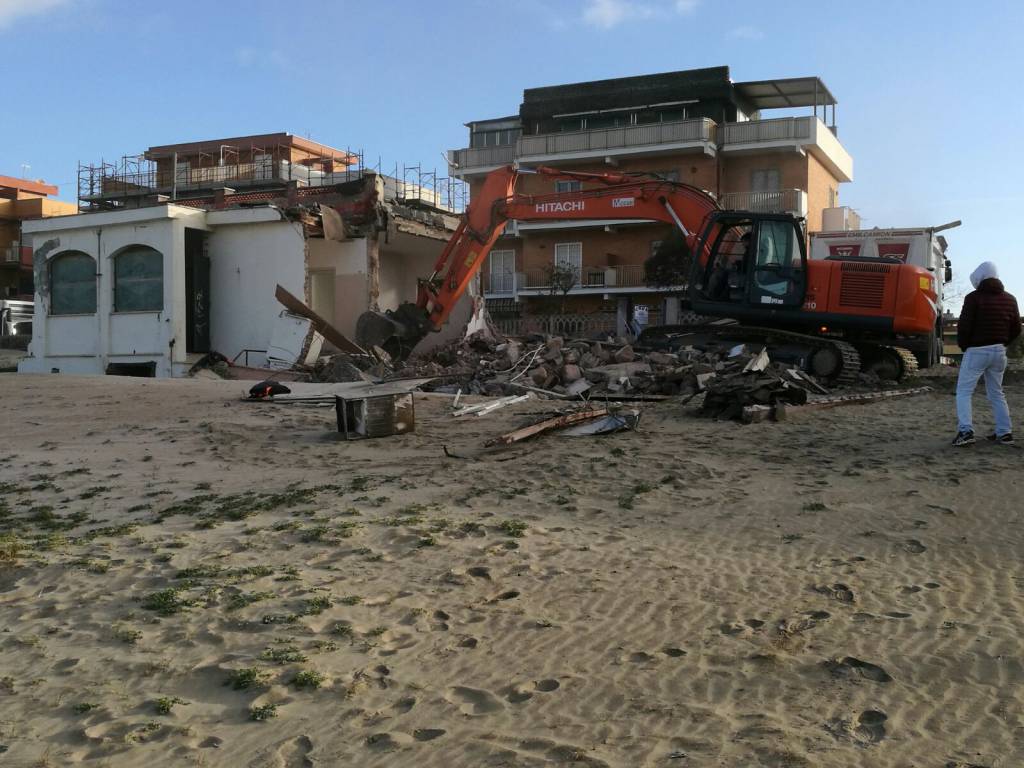 #Ardea, ruspe sul lungomare: demolite due case abusive