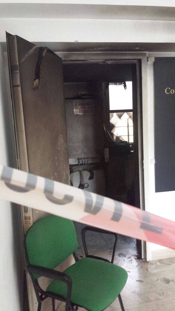 #Pomezia, attentato incendiario alla sede comunale la notte scorsa, indagini in corso