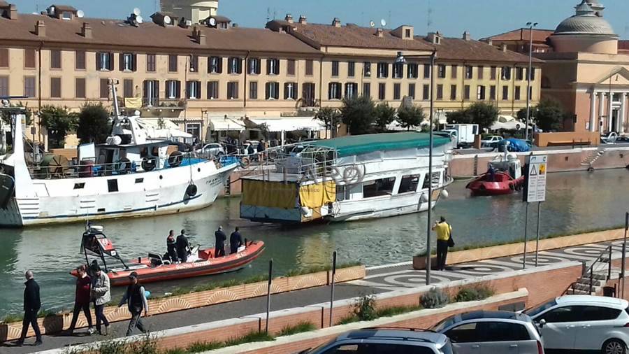 barca intraversata alla passerella sul porto canale