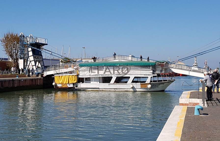 #Fiumicino, imbarcazione si intraversa addosso alla passerella. Interviene la Capitaneria