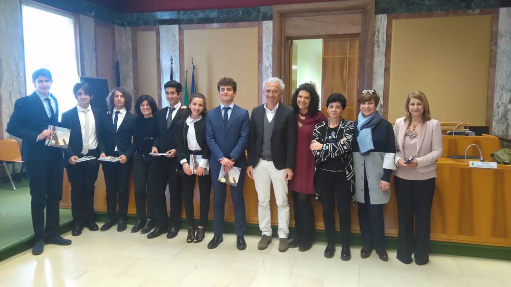 #Latina, il Sindaco premia gli studenti del Marconi protagonisti alla 40° selezione nazionale del Parlamento Europeo Giovani