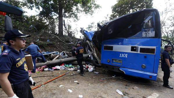 incidente bus filippine in un burrone
