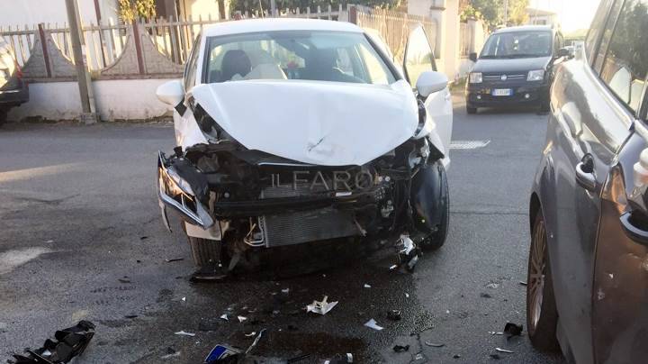 Tremendo incidente a Saline, auto distrutte ma nessun ferito. E’ polemica sulla sicurezza