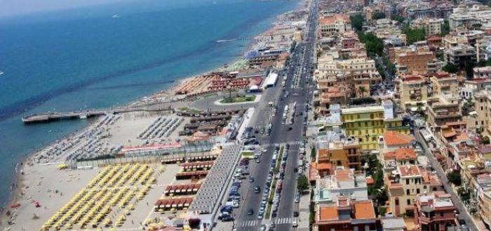 Estate 2021 a Ostia, la Raggi firma l’ordinanza balneare: le regole per andare al mare