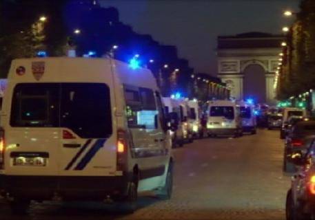 #Parigi, attacco agli Champs-Elysees a colpi di kalashnikov