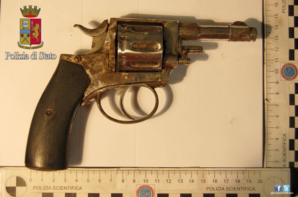 Nascondeva il revolver clandestino nel box a #Nettuno, romano arrestato dalla Polizia di Stato