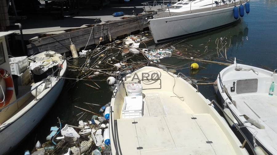 rifiuti nella darsena di fiumicino