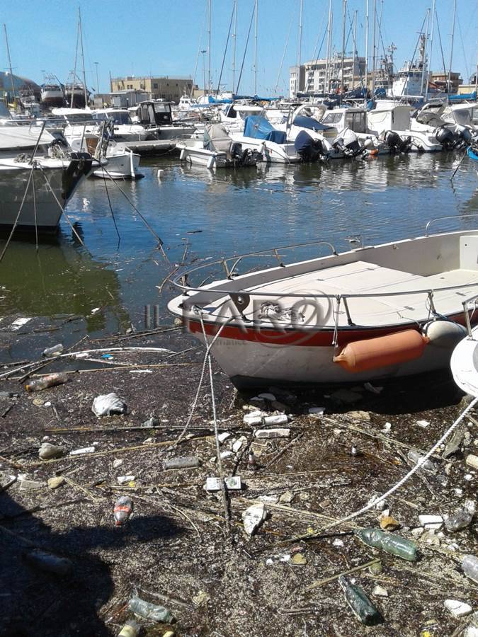 Fiumicino, contro i rifiuti galleggianti della darsena arrivano i “Seabin”