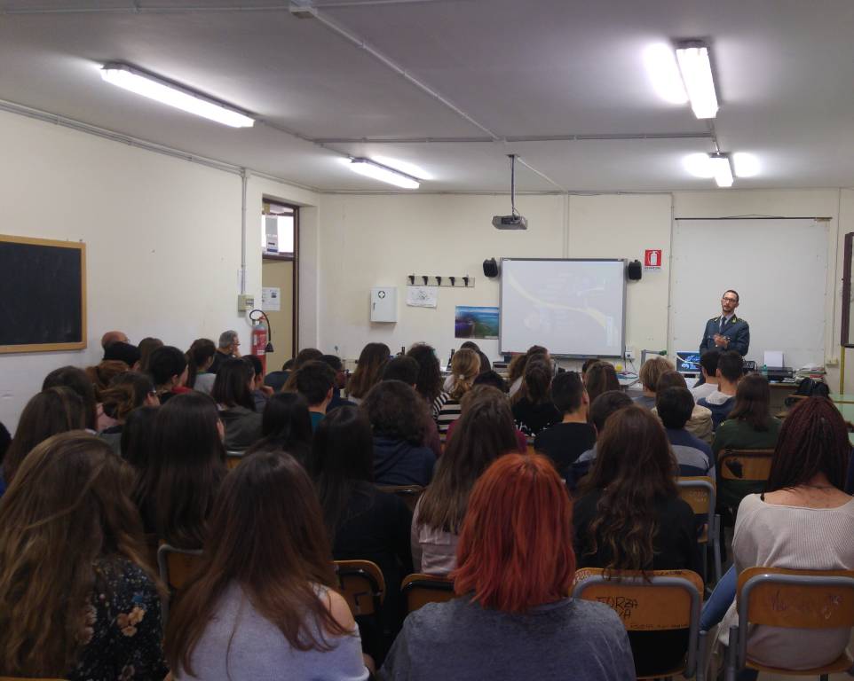 #Pomezia, a scuola con la Guardia di Finanza: al via la quinta edizione del progetto “Educazione alla legalità economica”