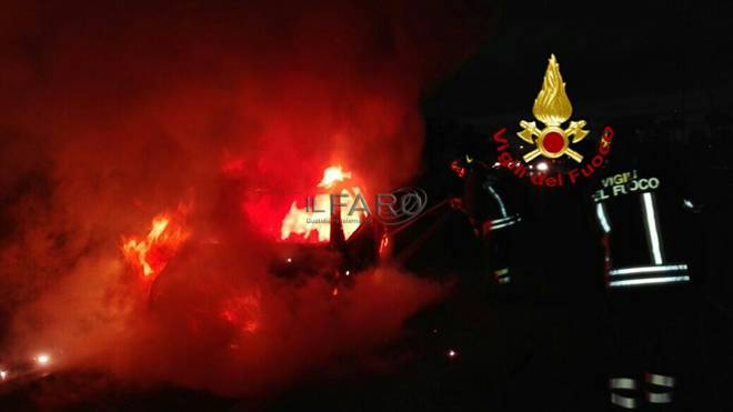 Botti pericolosi, notte di fuoco tra Fiumicino e Ostia, 13 auto incendiate e cassonetti in fiamme