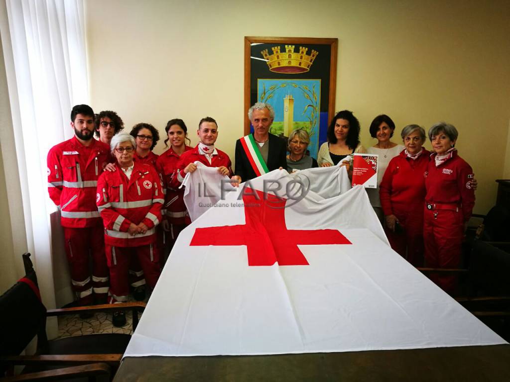 Al Comune di #Latina esposta la bandiera della Croce Rossa Italiana