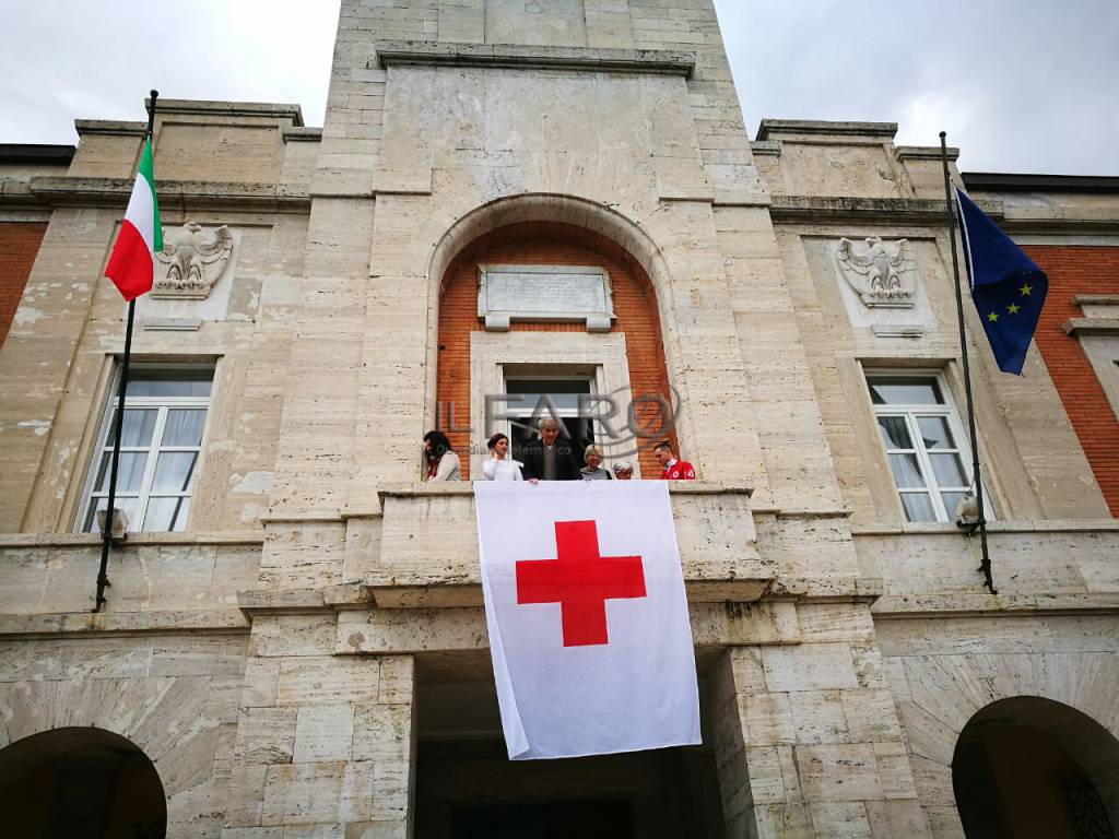 bandiera croce rossa esposta al comune di latina