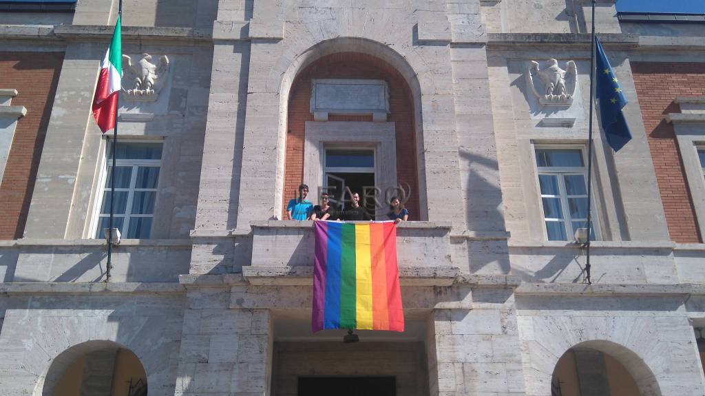 #Latina, la bandiera arcobaleno esposta sulla facciata del comune
