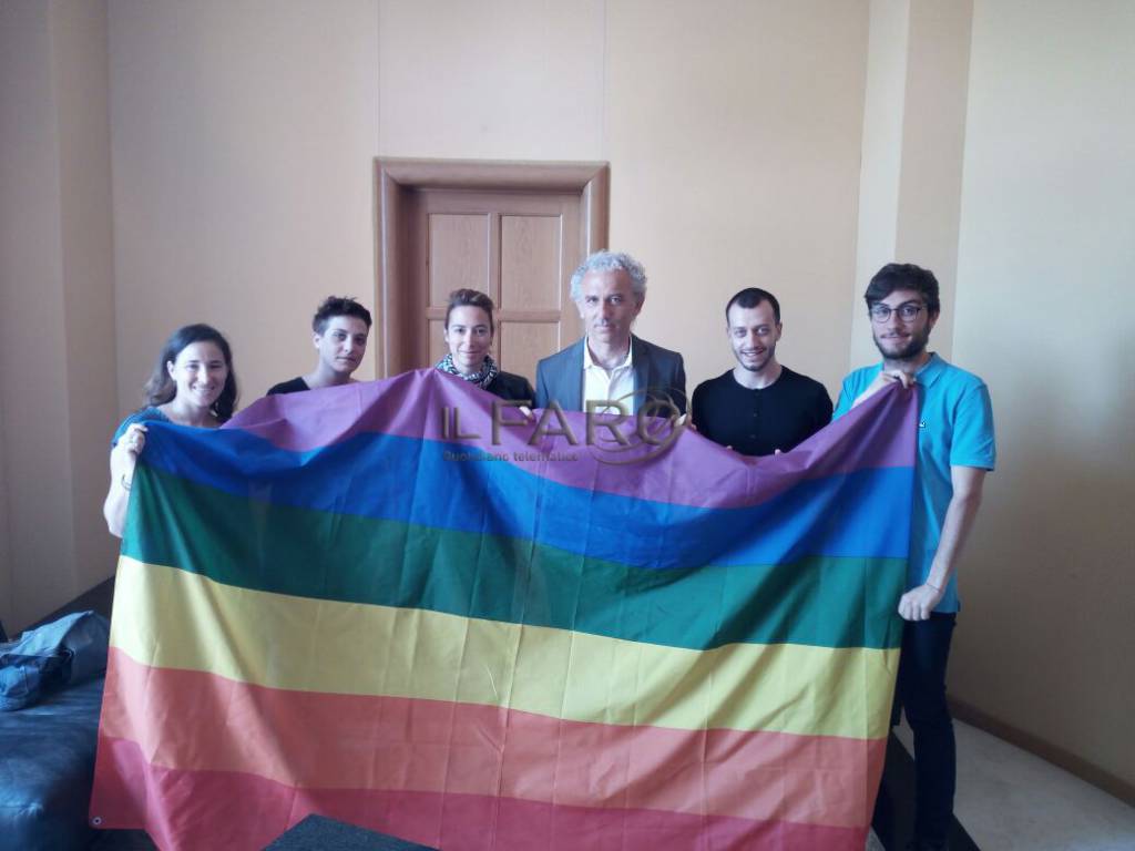 #Latina, la bandiera arcobaleno esposta sulla facciata del comune