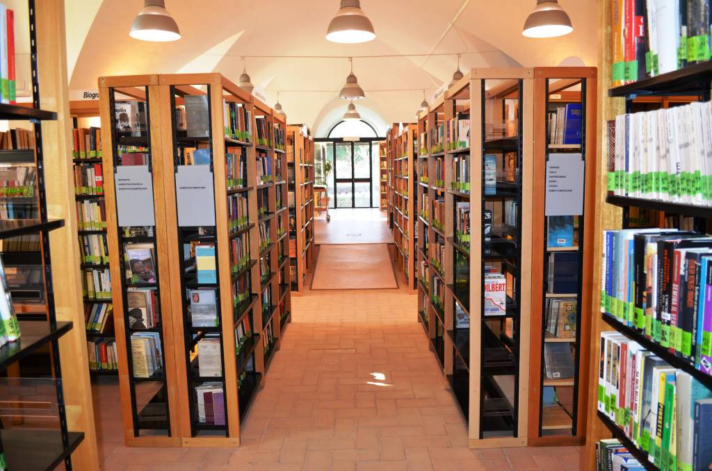 Nuovi arredi per la Biblioteca comunale di Cerveteri: si potrà studiare anche all’aperto
