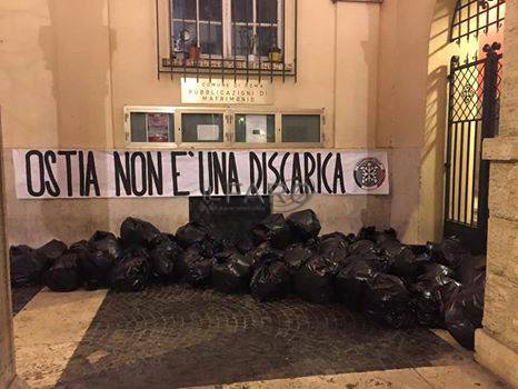 #Ostia, Protestano scaricando 50 sacchi d’immondizia davanti al municipio