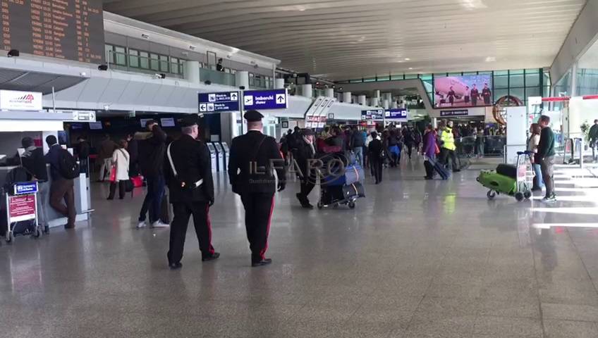 carabinieri in aeroporto