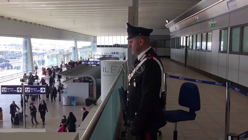 carabinieri in aeroporto